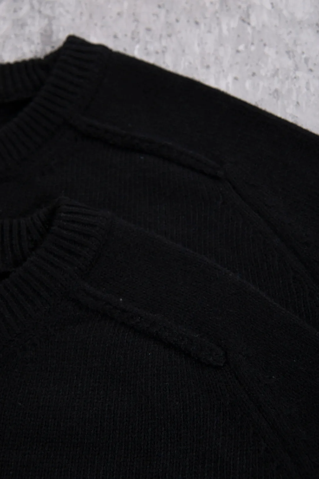 160 Acne Studios' minimalist design has become a new Nordic myth through artistic precipitation and sublimation. The typical cold style design has made fashion people who pursue low-key luxury become his loyal fans. Color: Black ACNE back sweater Fabric: 50% wool knitted fabric is thick and delicate, soft and skin-friendly, with good warmth retention. It can be worn alone or layered in autumn and winter with enough texture. Craftsmanship: The letters on the back are distressed and destroyed. The edges of the letters have a sense of wear. They are not ordinary flat printing. Details: All accessories are customized. The level of fineness can be compared with domestic. Cross-border special Size chart: S (chest 60, clothing length 66, sleeve length 81) M (chest 62, dress length 68, sleeve length 82) L (chest 64, dress length 70, sleeve length 83) 185-190cm, 185 pounds XL